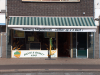 819865 Gezicht op de winkelpui van het pand Amsterdamsestraatweg 379 (Bakkerij Neplenbroek) te Utrecht.N.B. Voorheen ...